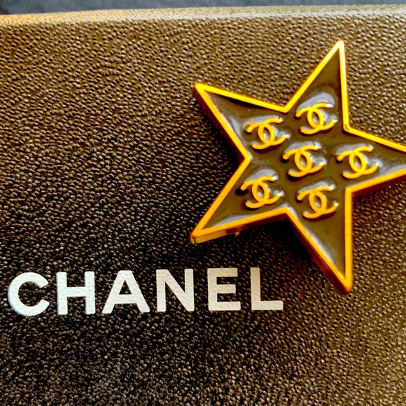 Vintage CHANEL Gold 💛 and Black 🖤 Six Star ⭐️Rare Pin Brooch Gold Tone CC Logo - Picture 12 of 14